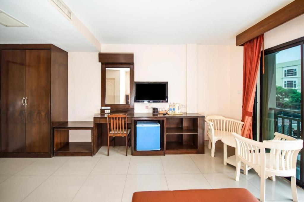 Oyo 343 Wanna Marine Hotel Patong Exterior photo
