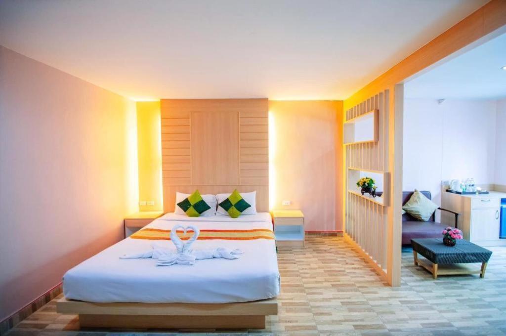 Oyo 343 Wanna Marine Hotel Patong Exterior photo