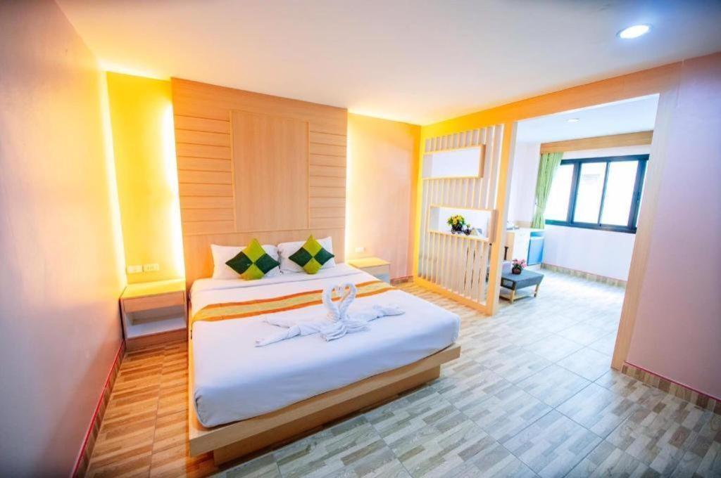 Oyo 343 Wanna Marine Hotel Patong Exterior photo